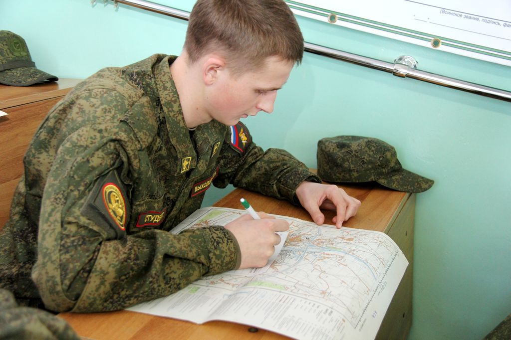 Писать армейский. Военный пишет. Военные учатся. Начальная Военная подготовка в школе. Военнослужащий пишет.